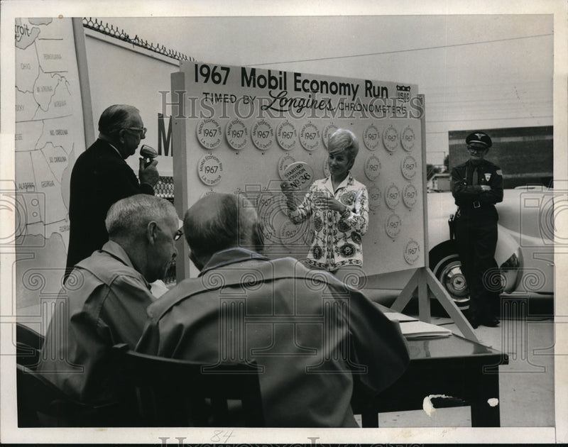 Load image into Gallery viewer, 1967 Media Photo At impounding area in Pasadena Ca drivers draw for starting
