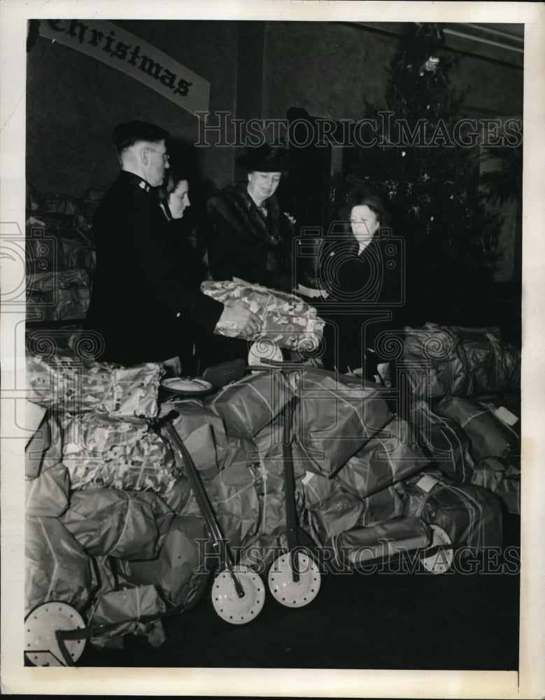 Load image into Gallery viewer, 1940 Media Photo Wash DC Mrs FD Roosevelt, Salvation Army Maj CH Dodd
