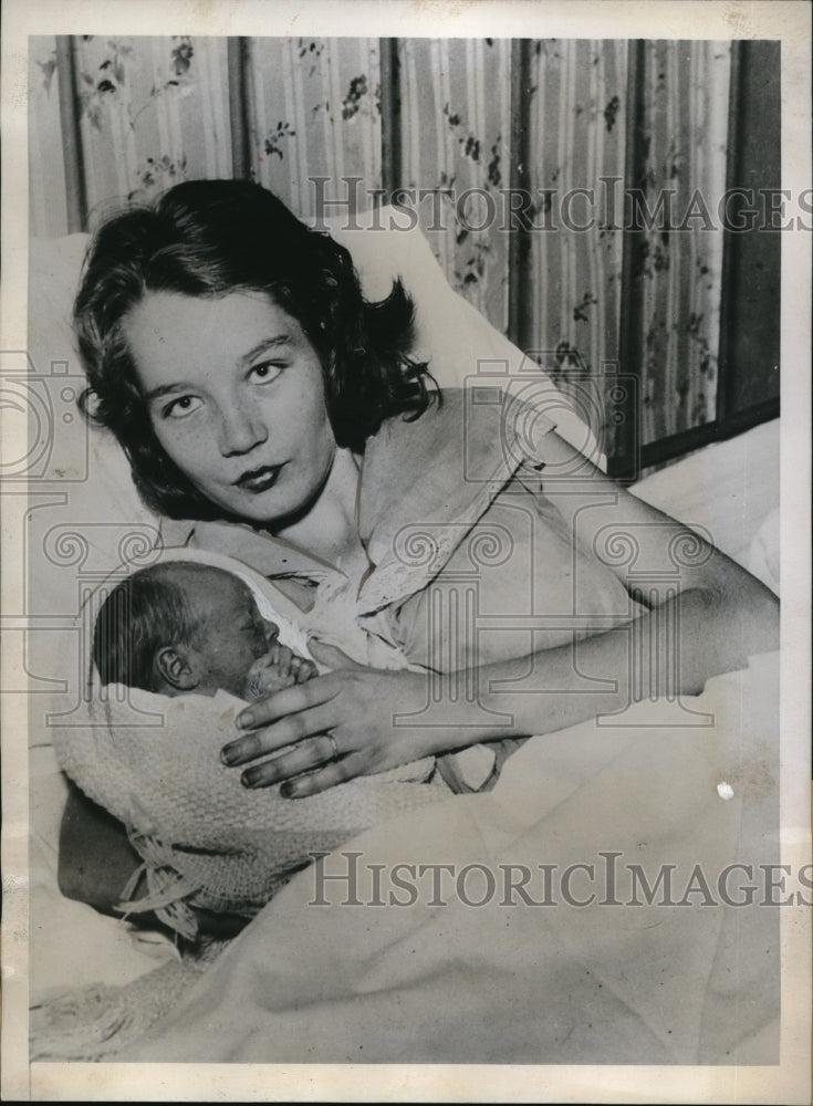 Load image into Gallery viewer, 1934 Media Photo Ellen Pauline Mullins gave birth at the age of fourteen
