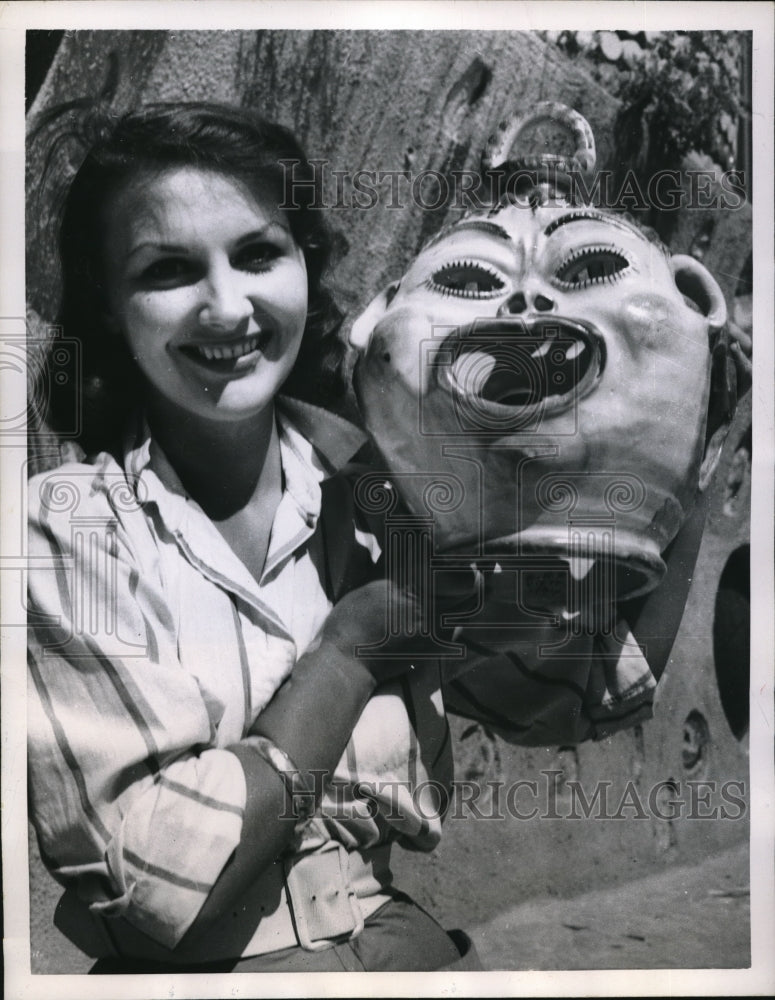 Load image into Gallery viewer, 1956 Media Photo Vietry Italy Christina Grado &amp; a ceramic mask
