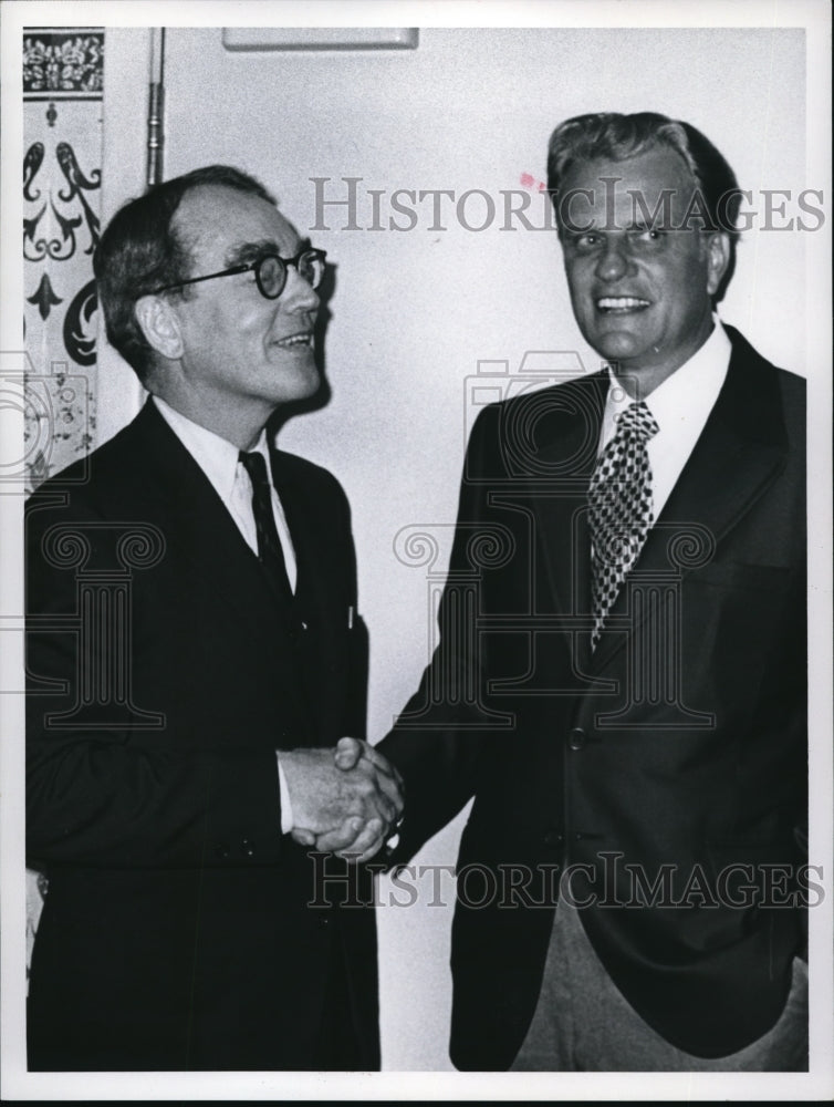 1970 Media Photo Georgie Plagenz Billy Graham Shaking Hands For Photograph
