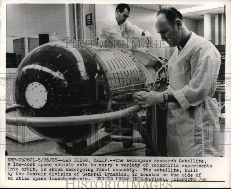 Load image into Gallery viewer, 1965 Media Photo Scientists Working on Space Vehicle

