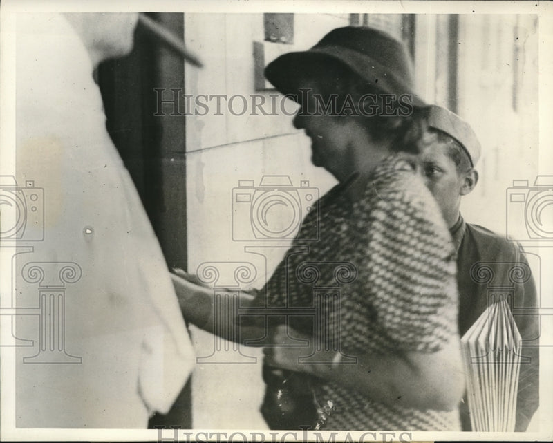 Load image into Gallery viewer, 1938 Media Photo Miss Irene Piedalue one of the three tourist who was rescued
