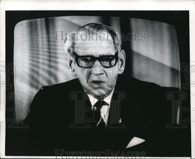 Load image into Gallery viewer, 1972 Media Photo King Frederick IX makes his New Year's speech on the radio
