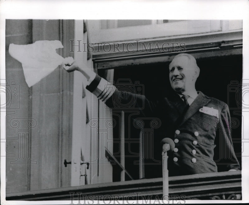Load image into Gallery viewer, 1969 Media Photo King Frederick IX as he waves to the crowd
