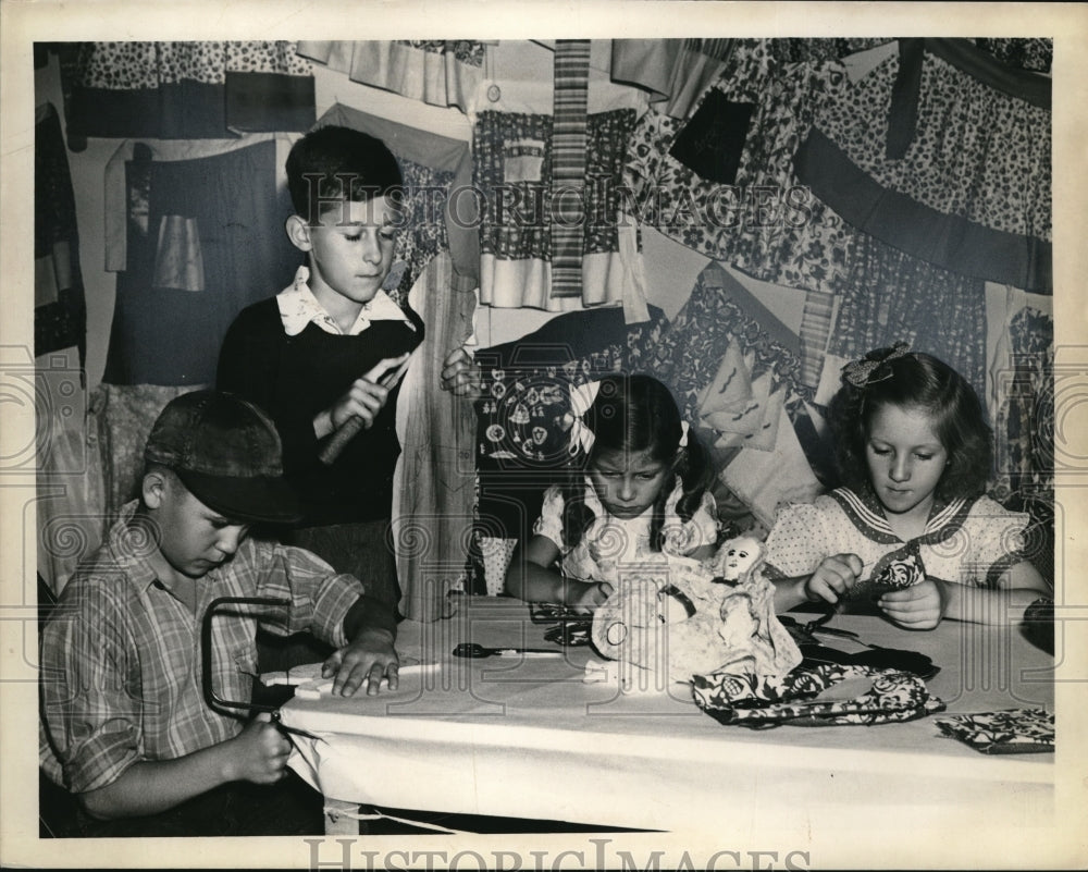 1941 Press Photo Children Working with Textiles