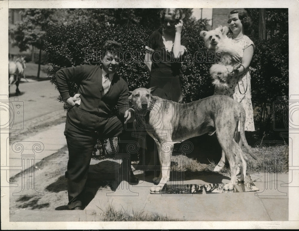 1932 Media Photo F. Kerk's dog Frederick the Great's collar have signal