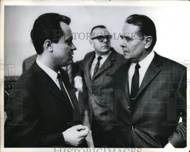 Load image into Gallery viewer, 1968 Media Photo Romanian Chief Delegate N. Ecobesco confers with A. Roshshin
