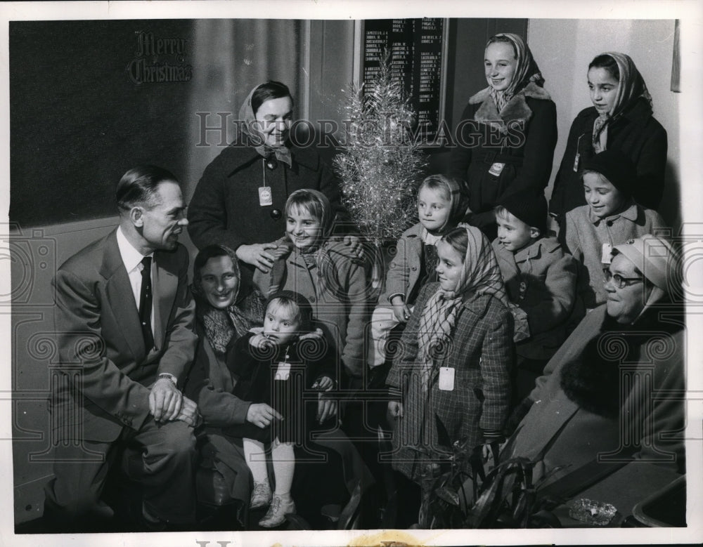 1960 Press Photo Wacek Palusiak and Mrs Anna Palusiak reunited with family