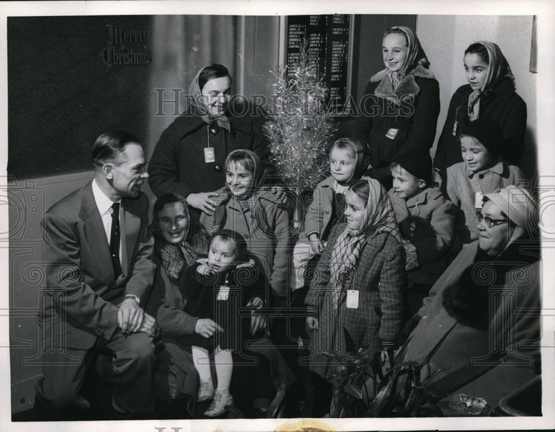 Load image into Gallery viewer, 1960 Press Photo Wacek Palusiak and Mrs Anna Palusiak reunited with family
