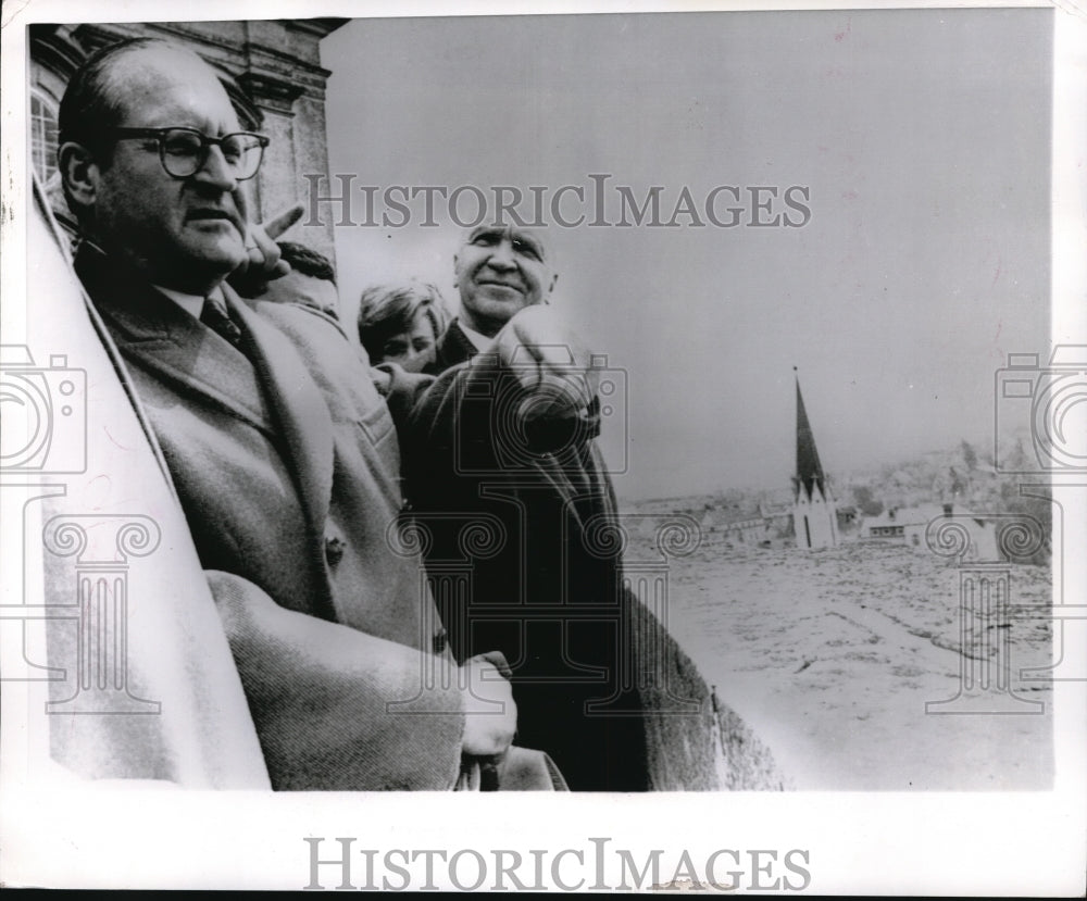 1970 Media Photo G. Smith and V. Semenov do a little site seeing in Australia