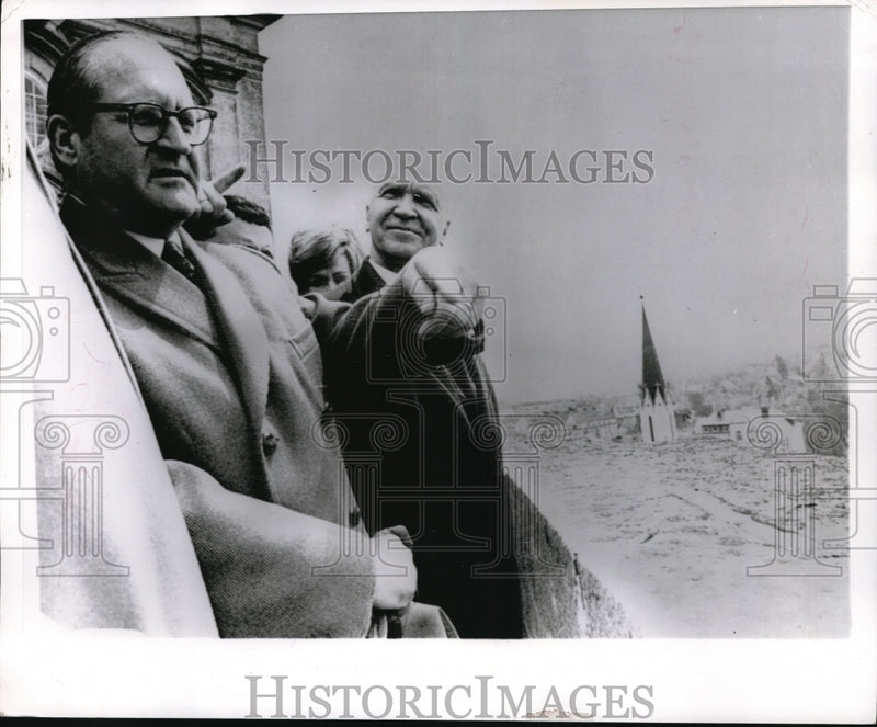 Load image into Gallery viewer, 1970 Media Photo G. Smith and V. Semenov do a little site seeing in Australia
