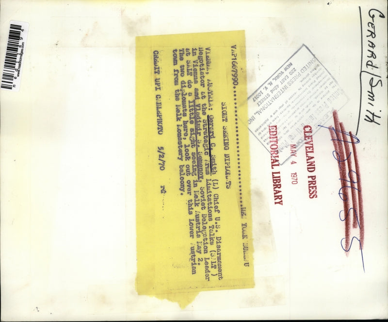 Load image into Gallery viewer, 1970 Media Photo G. Smith and V. Semenov do a little site seeing in Australia
