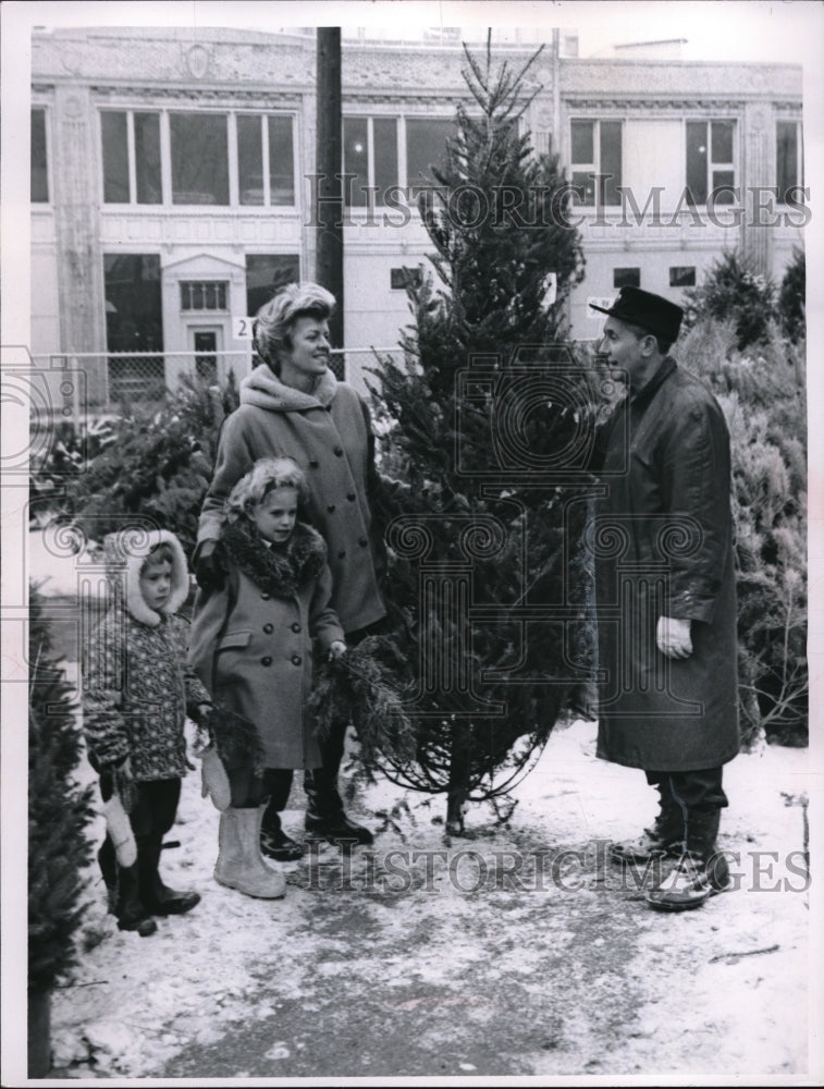 Load image into Gallery viewer, 1963 Media Photo Mrs JT AuWerter, Sam Segelin, L Kelli, M Au Werter &amp; Xmas tree
