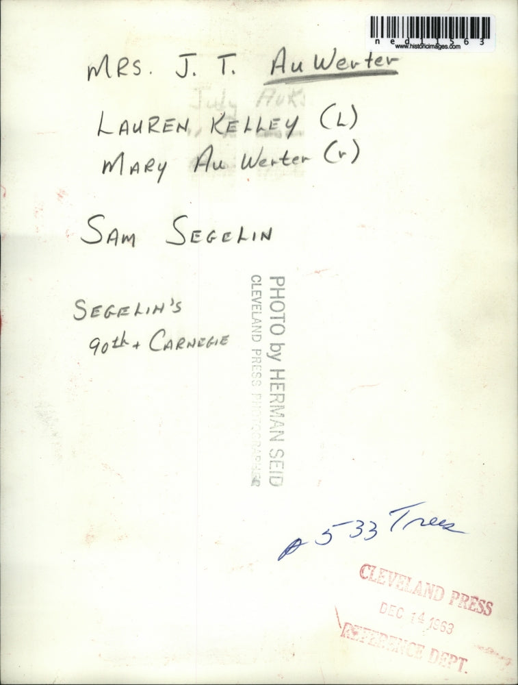 Load image into Gallery viewer, 1963 Media Photo Mrs JT AuWerter, Sam Segelin, L Kelli, M Au Werter &amp; Xmas tree
