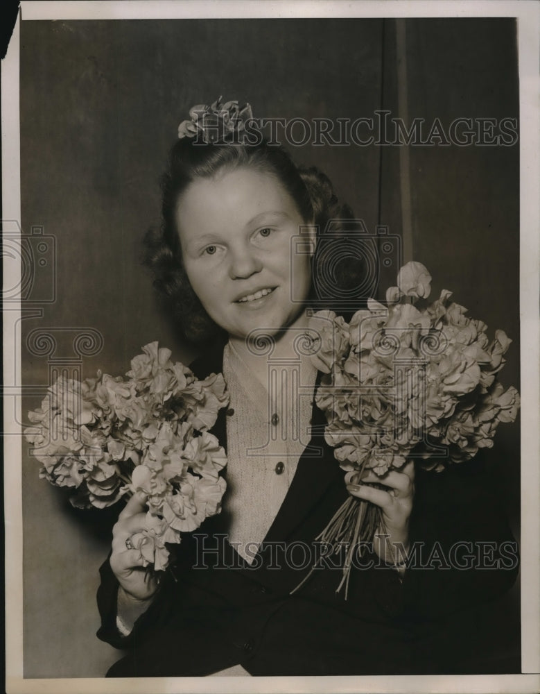 Load image into Gallery viewer, 1940 Media Photo Inez Crossett at Intnl Flower show with sweet peas
