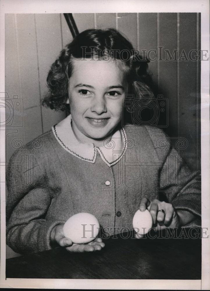 Load image into Gallery viewer, 1940 Media Photo Rena Cesano with over-sized eggs from father's hen Genevieve
