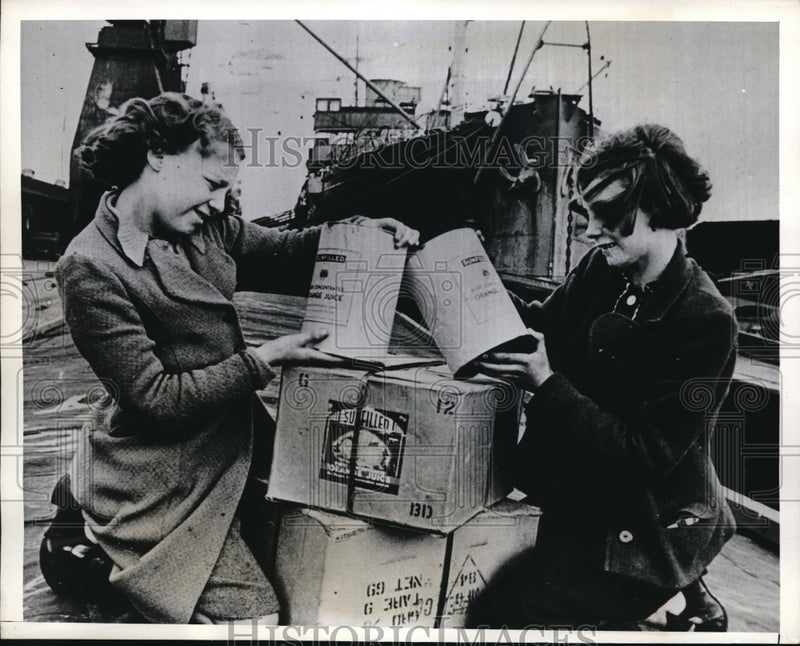 Load image into Gallery viewer, 1941 Media Photo Youngsters on orange juice cans from America to England
