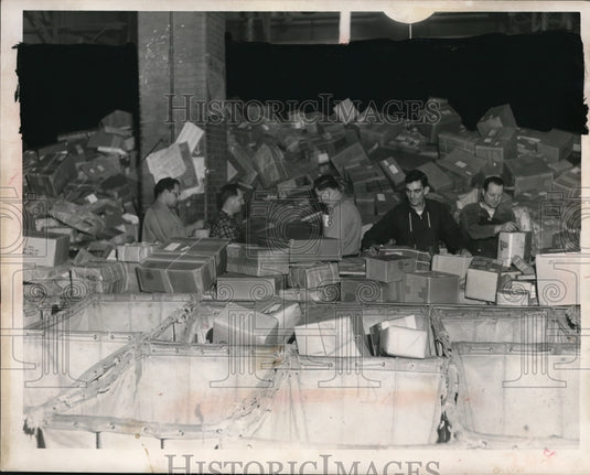 1953 Press Photo Post Office workers sort holiday mail & packages in Ohio- Historic Images