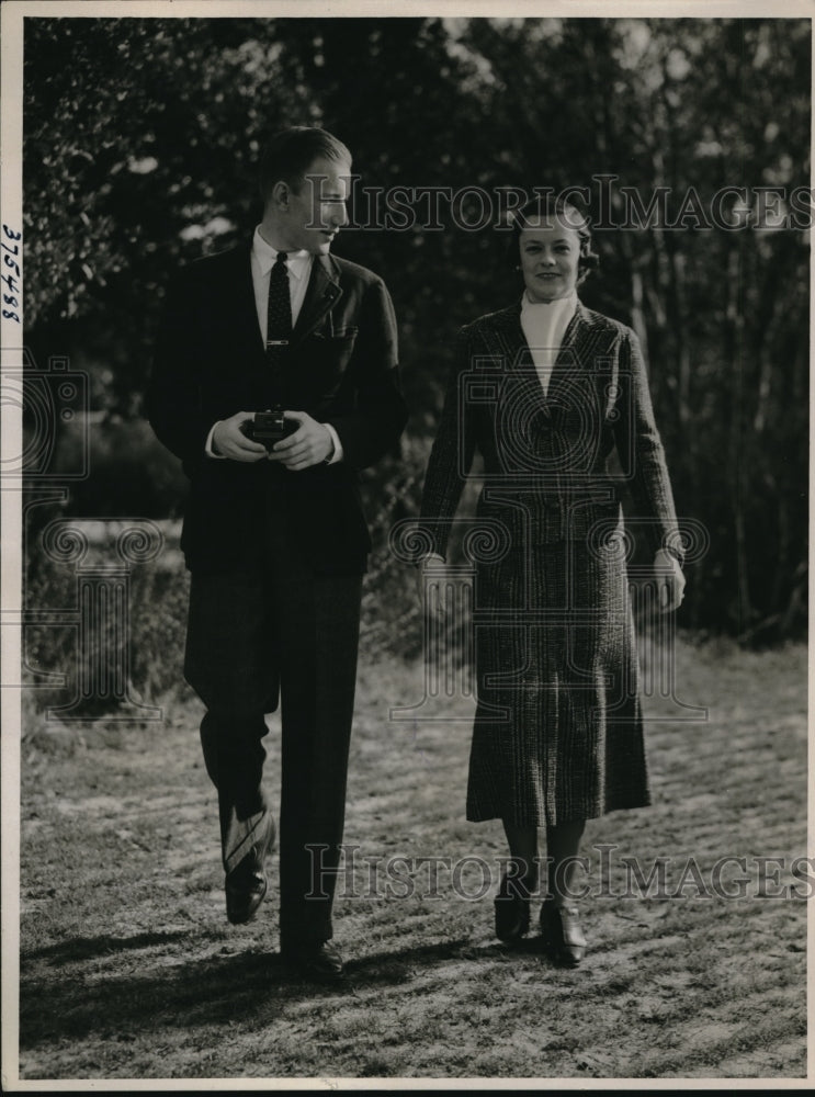 1937 Media Photo Mr and Mrs Dalton K Gray Honeymoon Photo in Pinehurst, NC