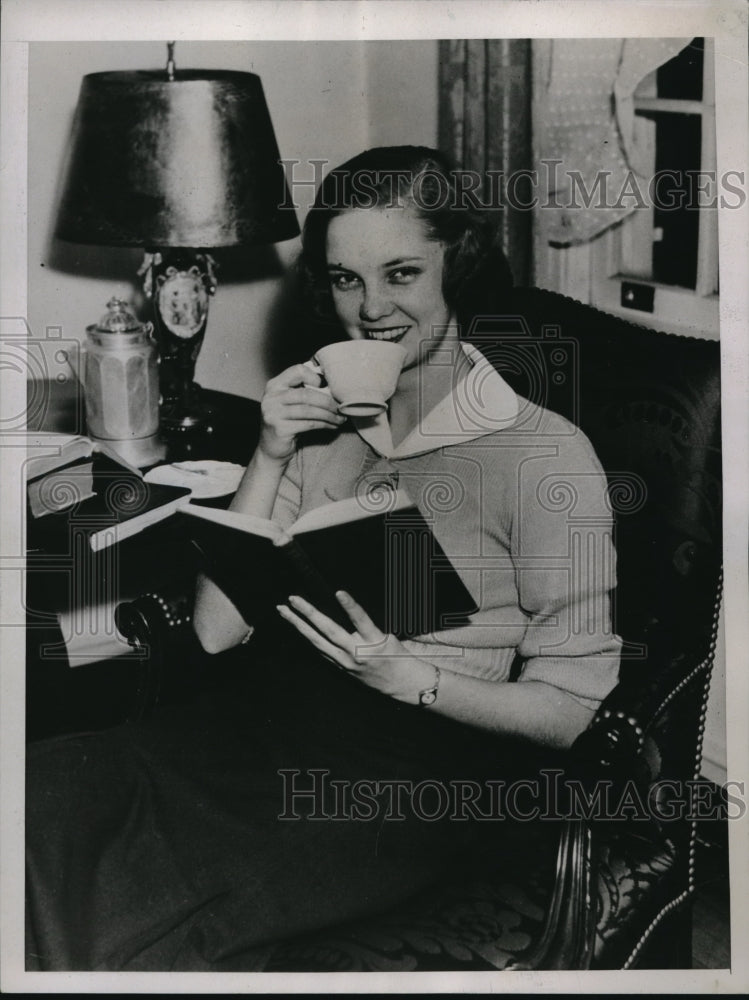 Load image into Gallery viewer, 1937 Media Photo Kathleen Griffin Student At Washington Seminary
