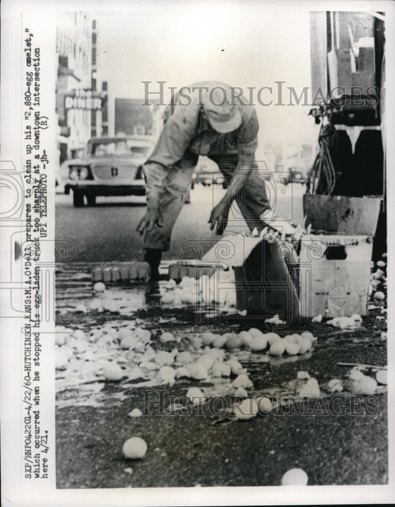1960 Press Photo M. O'Dell Works to Clean Up Mess From Overturned Egg Truck