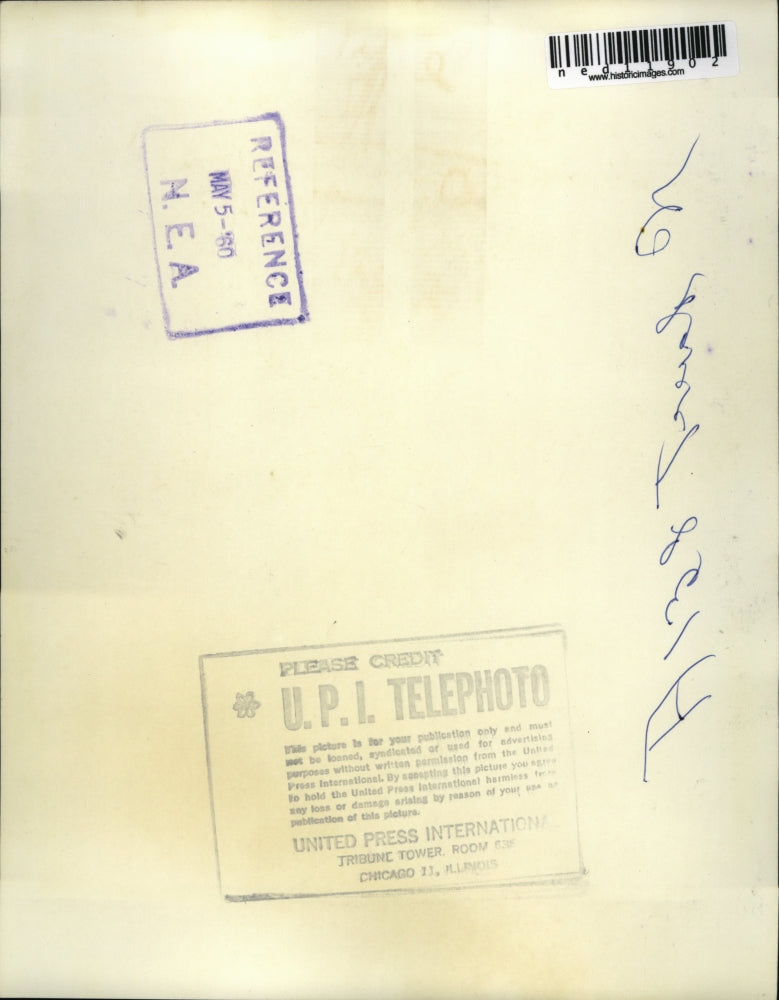 1960 Press Photo M. O'Dell Works to Clean Up Mess From Overturned Egg Truck