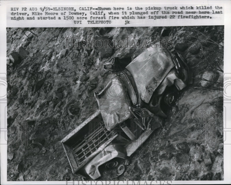 Load image into Gallery viewer, 1959 Press Photo Mike Moore's Pickup That Plunged Off Elsinore Road - ned12052
