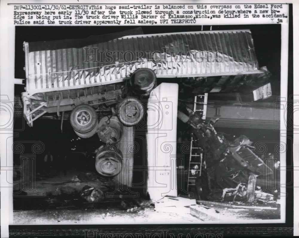 1961 Press Photo Detroit huge semi-trailer balanced on overpass of Edsel Ford