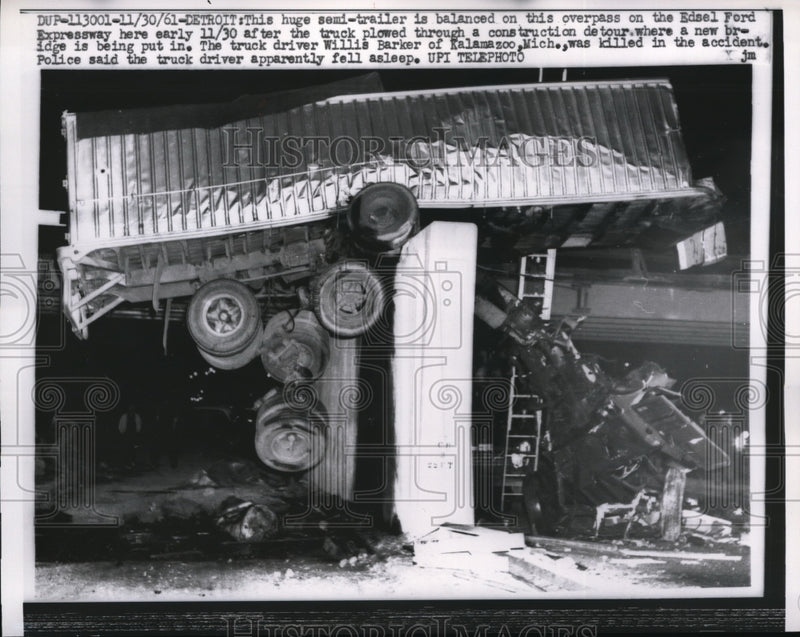 Load image into Gallery viewer, 1961 Press Photo Detroit huge semi-trailer balanced on overpass of Edsel Ford
