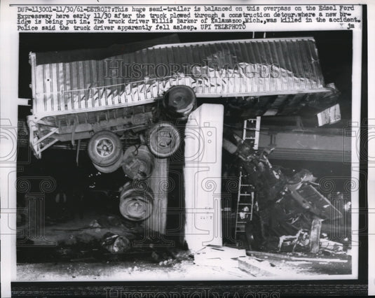 1961 Press Photo Detroit huge semi-trailer balanced on overpass of Edsel Ford