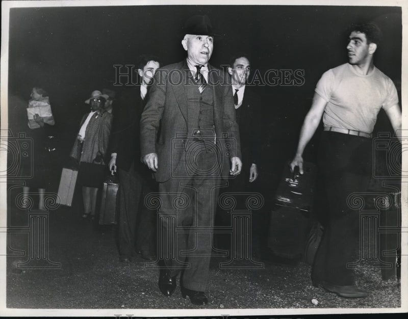 Load image into Gallery viewer, 1941 Media Photo Rosario Chirillo &amp; fam returns to Wooster Ohio ousted from NY.
