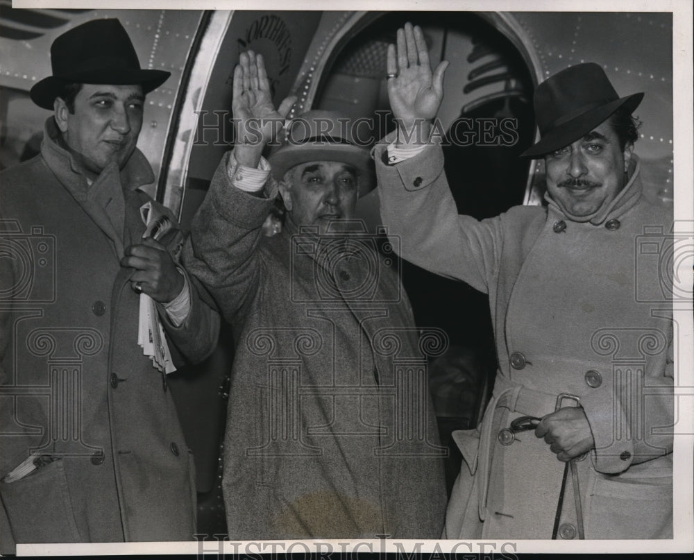 1938 Press Photo Manuel Carassa and his sons as they pass through Chicago.