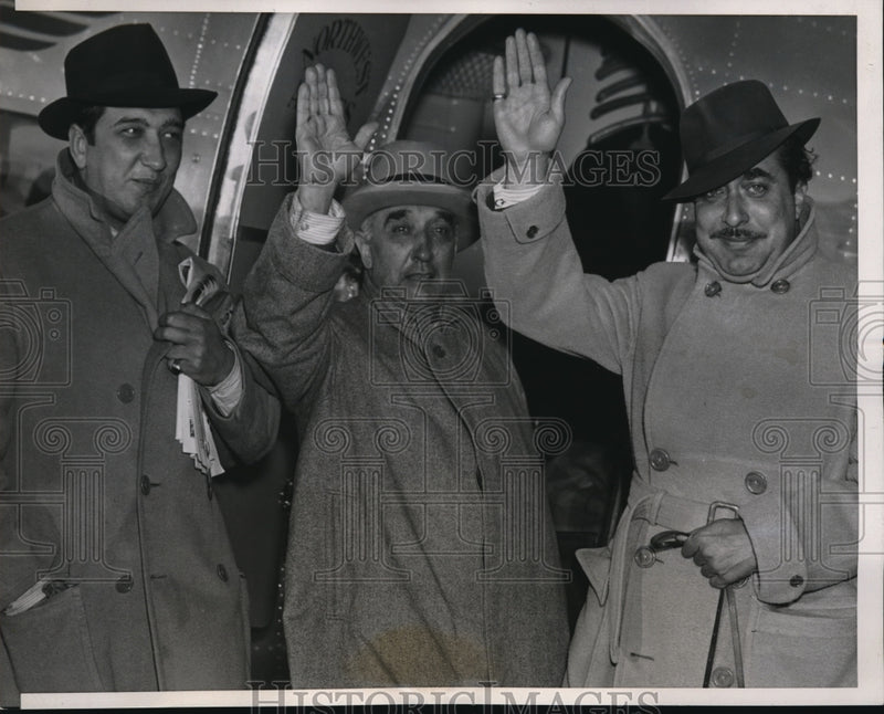 Load image into Gallery viewer, 1938 Press Photo Manuel Carassa and his sons as they pass through Chicago.
