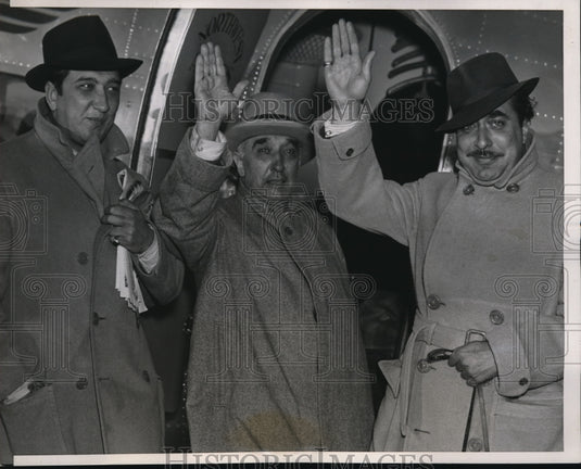 1938 Press Photo Manuel Carassa and his sons as they pass through Chicago.