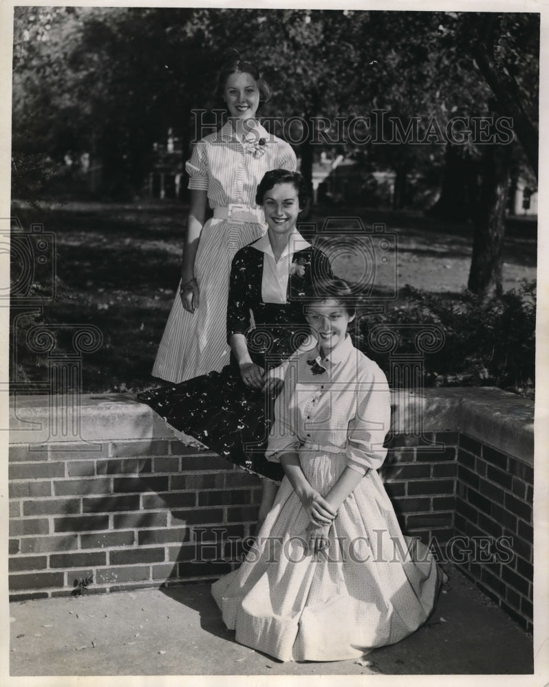 Press Photo First set of triplets in Stephens College are the Andrews sisters