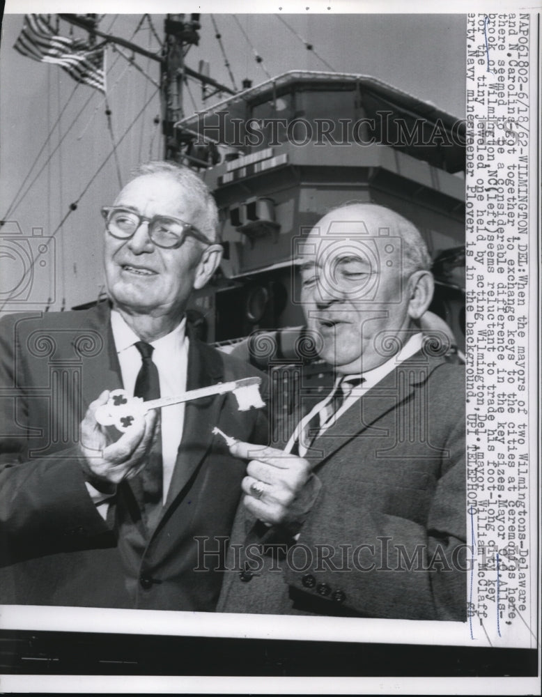 Load image into Gallery viewer, 1962 Media Photo The Mayors Of Two Cities Exchange Keys
