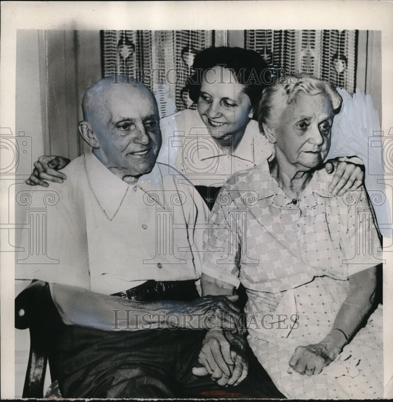 Load image into Gallery viewer, 1953 Media Photo Charles Stickel, wife, Clara, both 86, hold hands
