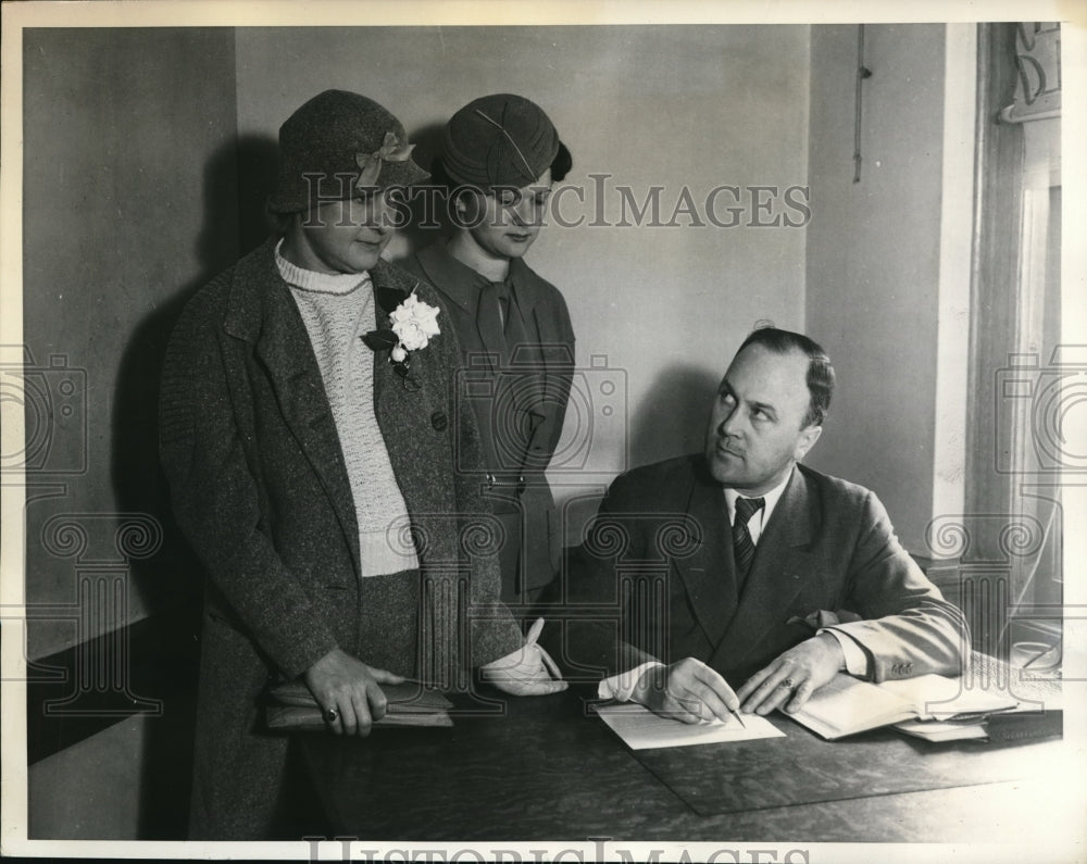 1934 Media Photo Mrs. Emily Paddleford, Laurette Hasker, Attorney Arthur Green