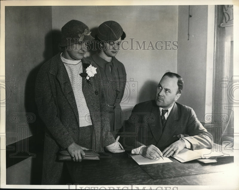 Load image into Gallery viewer, 1934 Media Photo Mrs. Emily Paddleford, Laurette Hasker, Attorney Arthur Green
