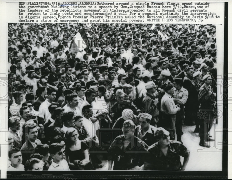 Load image into Gallery viewer, 1958 Press Photo crowd with french flag at Jacques Massau speech in Algiers

