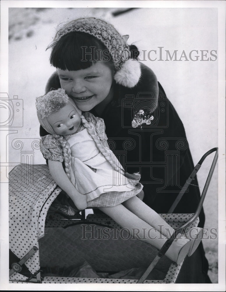 Load image into Gallery viewer, Media Photo Linda Arko and Christmas Doll
