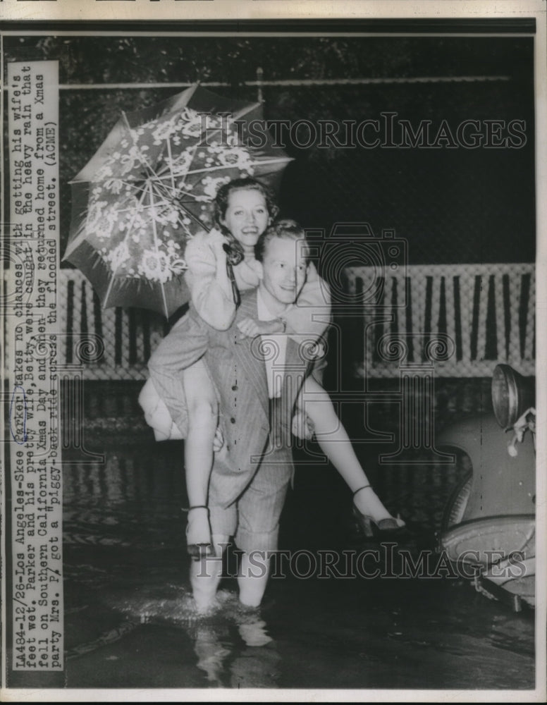 Load image into Gallery viewer, 1946 Press Photo Skee Parker &amp; Wife Betty Piggyback Across California Flood
