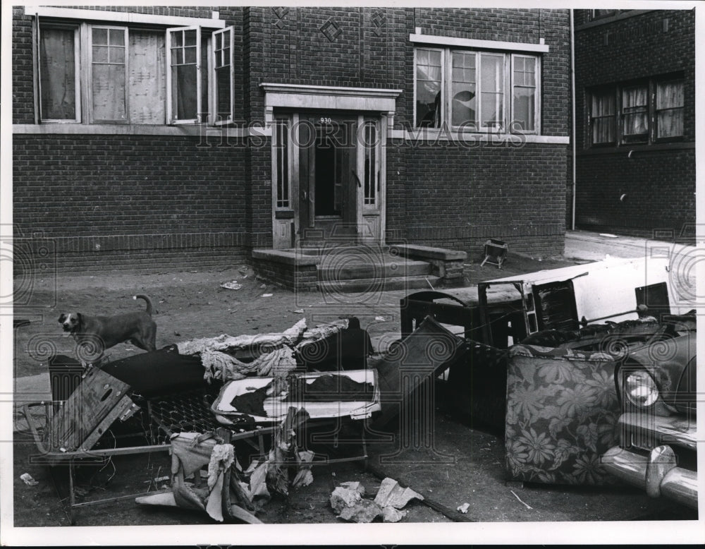 1966 Press Photo Broken Windows, Curb Trash at 930 Lakeview Avenue in Cleveland