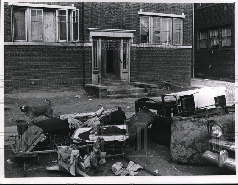 Load image into Gallery viewer, 1966 Press Photo Broken Windows, Curb Trash at 930 Lakeview Avenue in Cleveland
