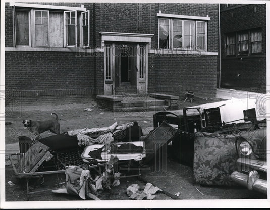1966 Press Photo Broken Windows, Curb Trash at 930 Lakeview Avenue in Cleveland