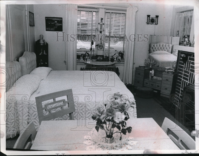 Load image into Gallery viewer, 1966 Media Photo Furnished Bedroom in Cleveland House 979 Parkwood Drive

