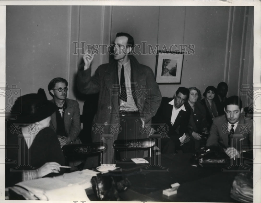 1935 Press Photo The leader of the unemployed crowd spokes before the relief Com