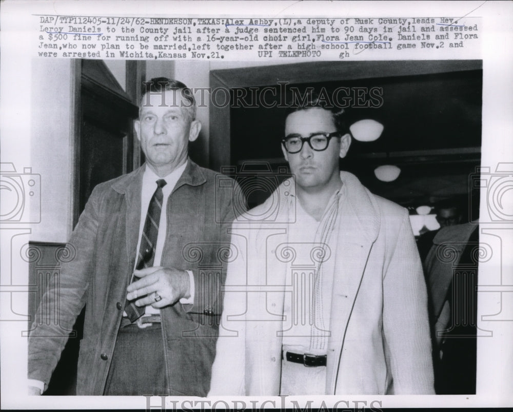 1962 Press Photo Rev. Leroy Daniels being escorted to the county jail.