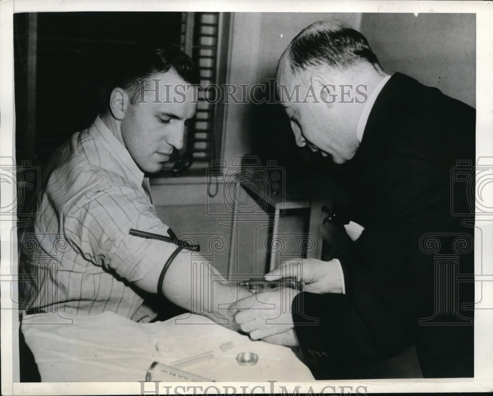 1943 Media Photo Cleveland Ohio Ray Mack Cleveland Indians 2nd Baseman taking